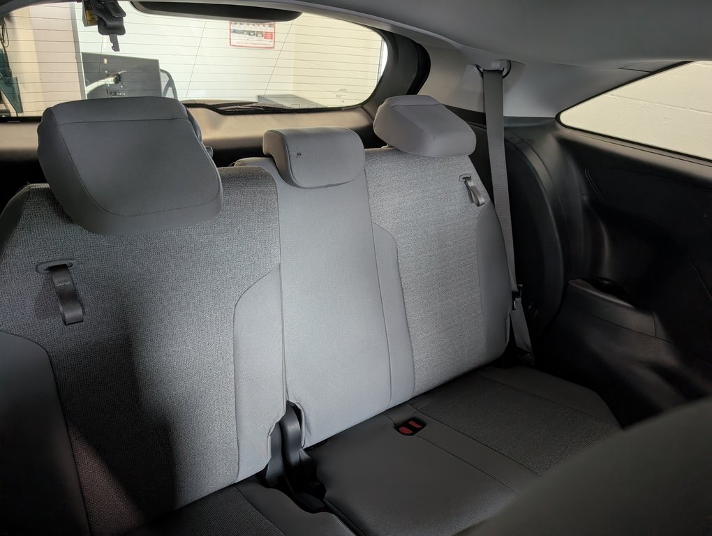 2025 Toyota Sienna LE AWD 8 PASSAGER in Magog, Quebec - 7 - w1024h768px