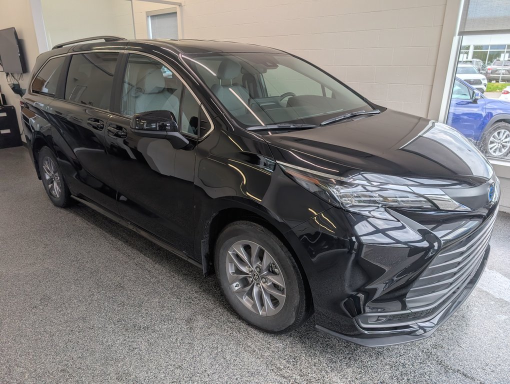 2025 Toyota Sienna LE AWD 8 PASSAGER in Magog, Quebec - 1 - w1024h768px
