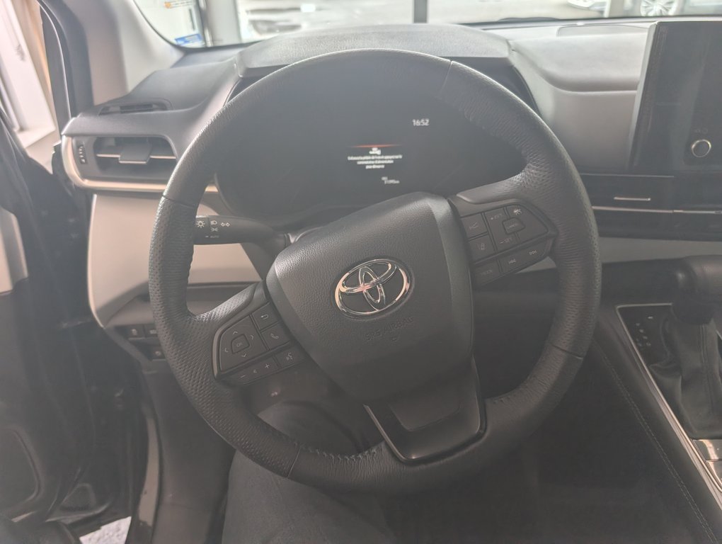 2025 Toyota Sienna LE AWD 8 PASSAGER in Magog, Quebec - 16 - w1024h768px