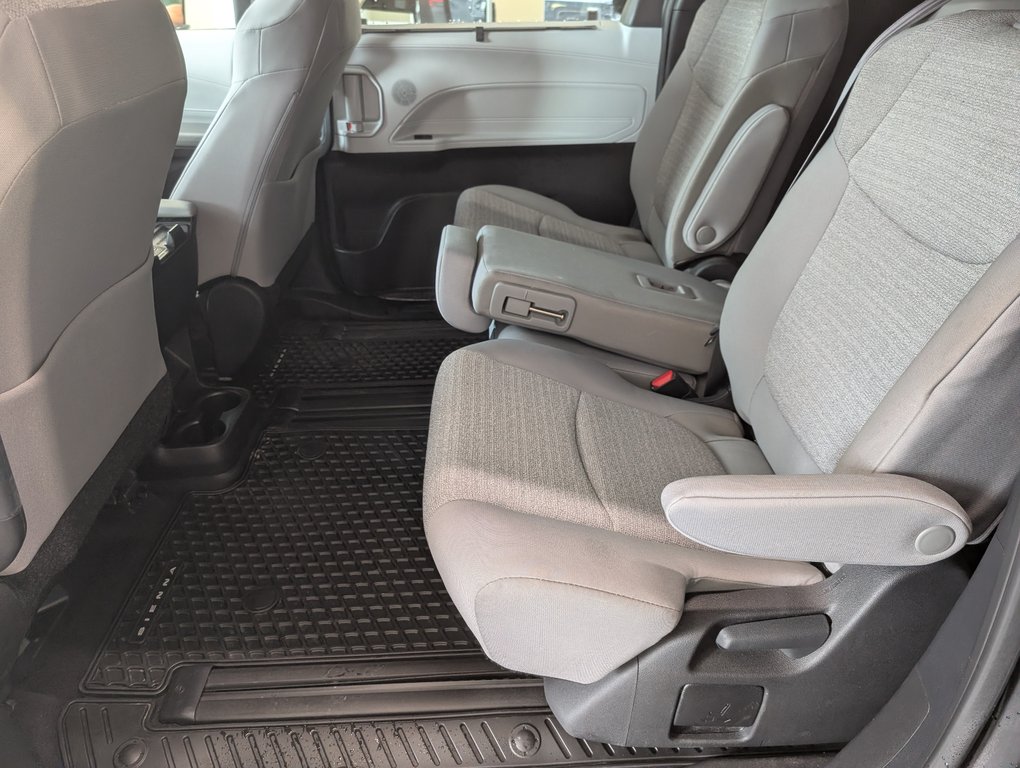 2025 Toyota Sienna LE AWD 8 PASSAGER in Magog, Quebec - 11 - w1024h768px