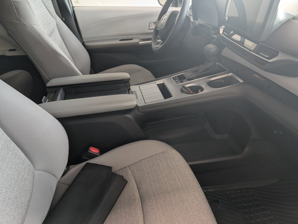 2025 Toyota Sienna LE AWD 8 PASSAGER in Magog, Quebec - 9 - w1024h768px