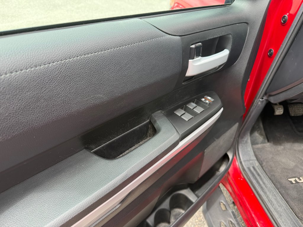 2021 Toyota Tundra SR5 CREWMAX in Magog, Quebec - 12 - w1024h768px