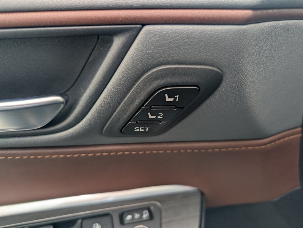 2024 Toyota Venza LIMITED AWD, in Magog, Quebec - 16 - w1024h768px