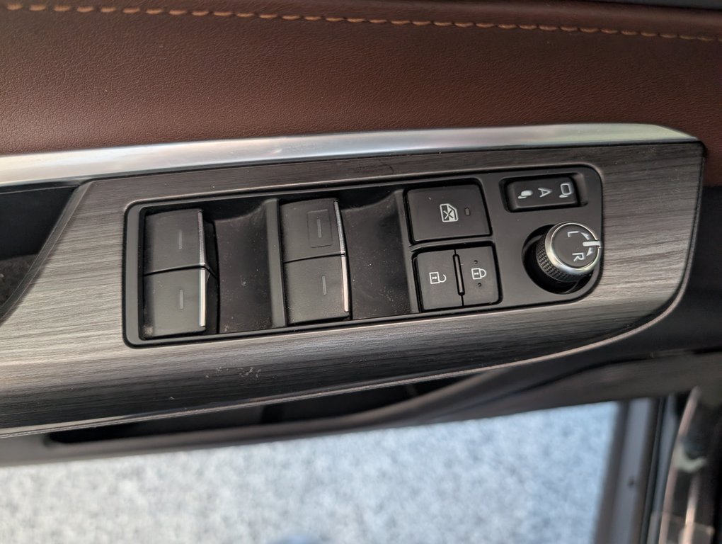 2024 Toyota Venza LIMITED AWD, in Magog, Quebec - 15 - w1024h768px