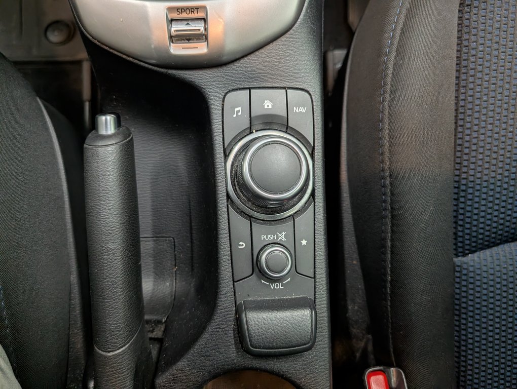 Toyota Yaris Hatchback LE, AUTOMATIQUE, 2020 à Magog, Québec - 12 - w1024h768px