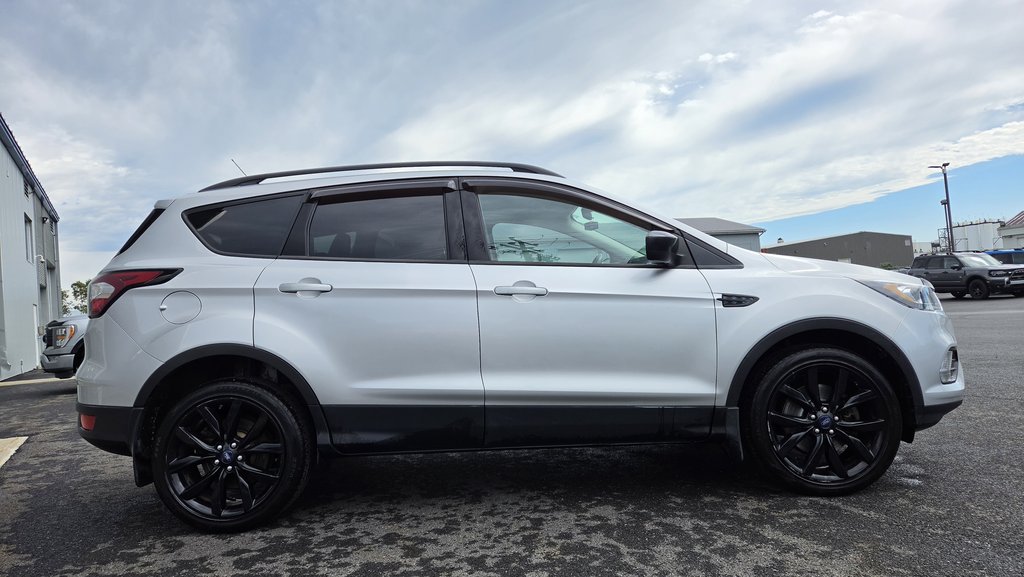 Ford Escape SE  AWD  ENSEMBLE DÉCOR NOIR 2018 à Matane, Québec - 4 - w1024h768px
