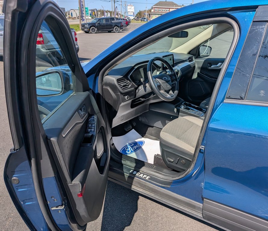 2020 Ford Escape SE in Matane, Quebec - 6 - w1024h768px