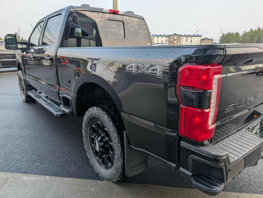 Ford Super Duty F-350 SRW LARIAT  HAUT NIVEAU Ensemble DÉCOR NOIR 2024 à Matane, Québec - 3 - w1024h768px