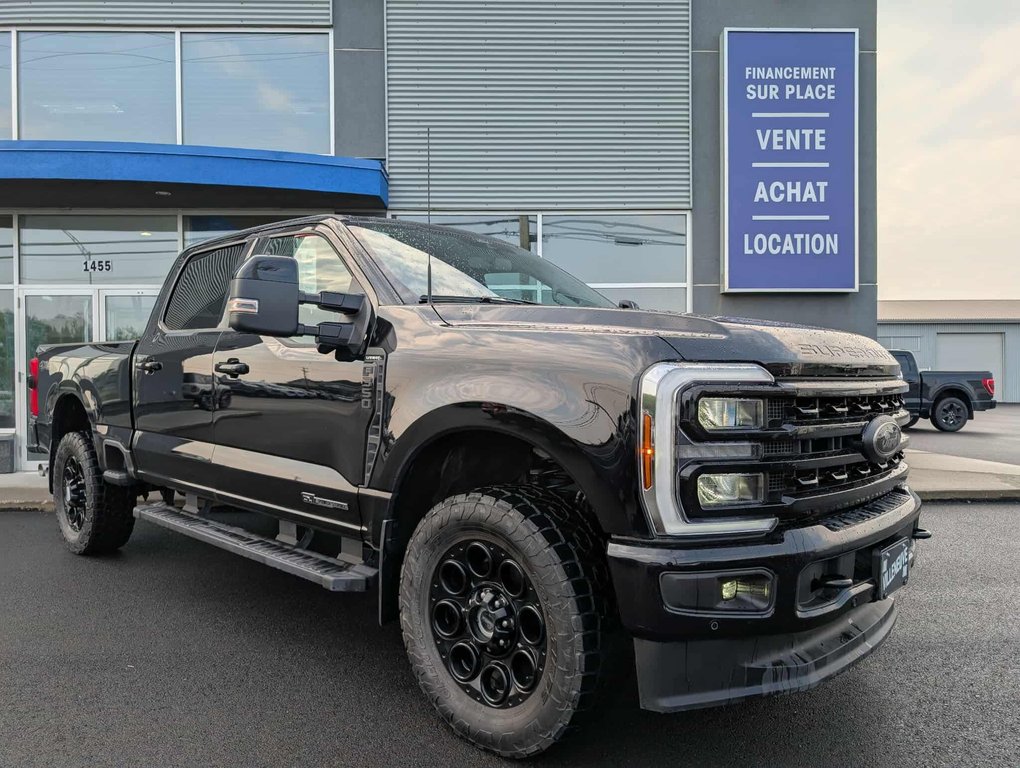 Ford Super Duty F-350 SRW LARIAT  HAUT NIVEAU Ensemble DÉCOR NOIR 2024 à Matane, Québec - 7 - w1024h768px