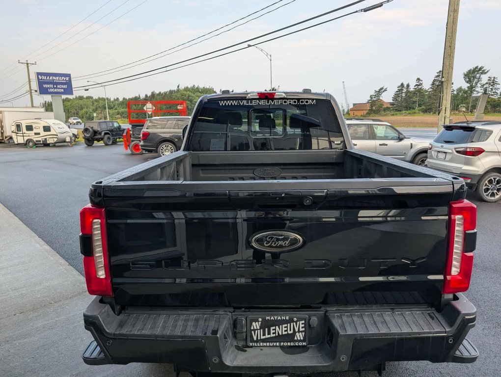 Ford Super Duty F-350 SRW LARIAT  HAUT NIVEAU Ensemble DÉCOR NOIR 2024 à Matane, Québec - 9 - w1024h768px