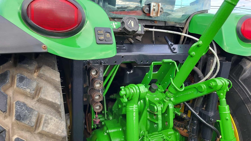 2015 John Deere 4066R 4WD Utility tractor Équipé d'une gratte à neige et d'une souffleuse !! in Matane, Quebec - 9 - w1024h768px