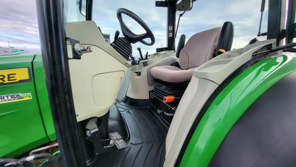2015 John Deere 4066R 4WD Utility tractor Équipé d'une gratte à neige et d'une souffleuse !! in Matane, Quebec - 13 - w1024h768px
