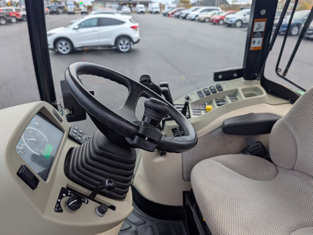 John Deere 4066R 4WD Utility tractor Équipé d'une gratte à neige et d'une souffleuse !! 2018 à Matane, Québec - 10 - w1024h768px