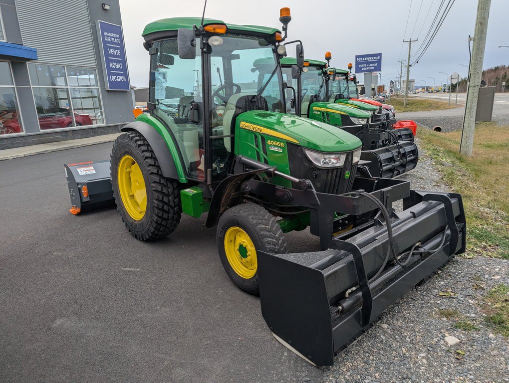 John Deere 4066R 4WD Utility tractor Équipé d'une gratte à neige et d'une souffleuse !! 2018 à Matane, Québec - 1 - w1024h768px