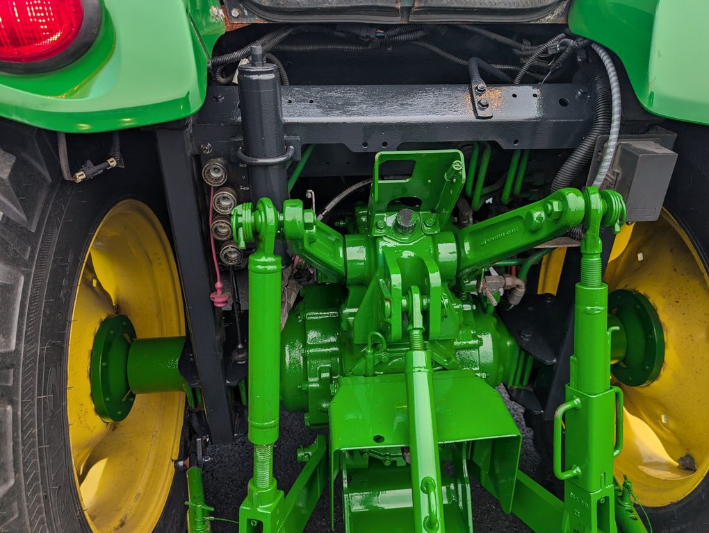 John Deere 4066R 4WD Utility tractor Équipé d'une gratte à neige et d'une souffleuse !! 2018 à Matane, Québec - 13 - w1024h768px