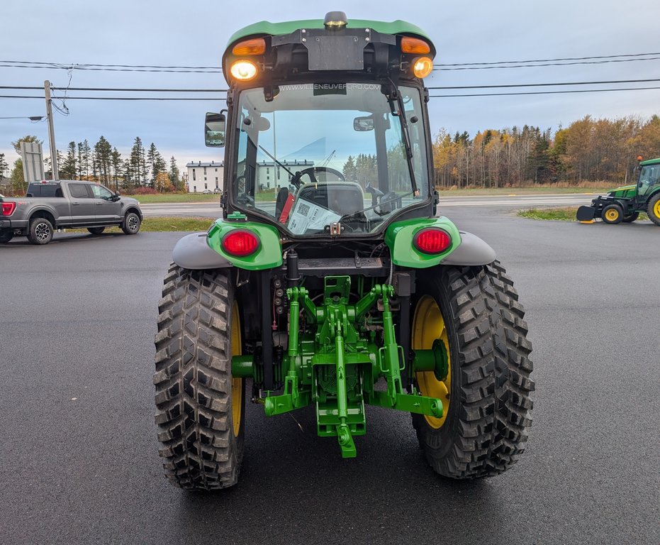 John Deere 4066R 4WD Utility tractor Équipé d'une gratte à neige et d'une souffleuse !! 2018 à Matane, Québec - 4 - w1024h768px
