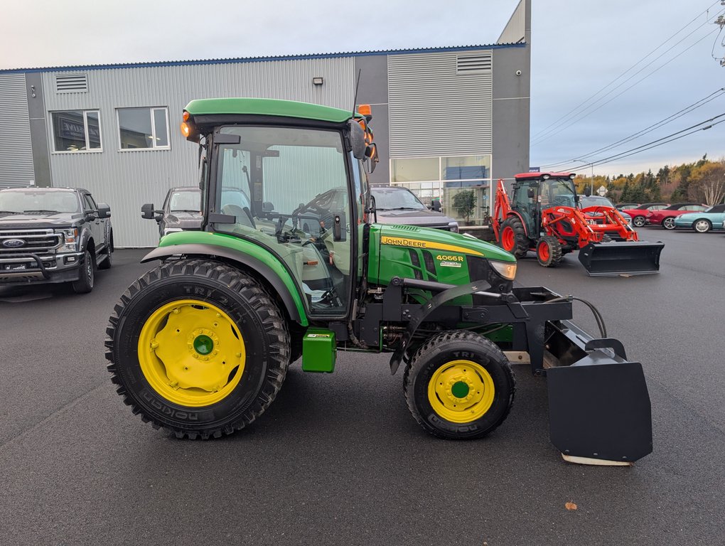 John Deere 4066R 4WD Utility tractor Équipé d'une gratte à neige et d'une souffleuse !! 2018 à Matane, Québec - 7 - w1024h768px