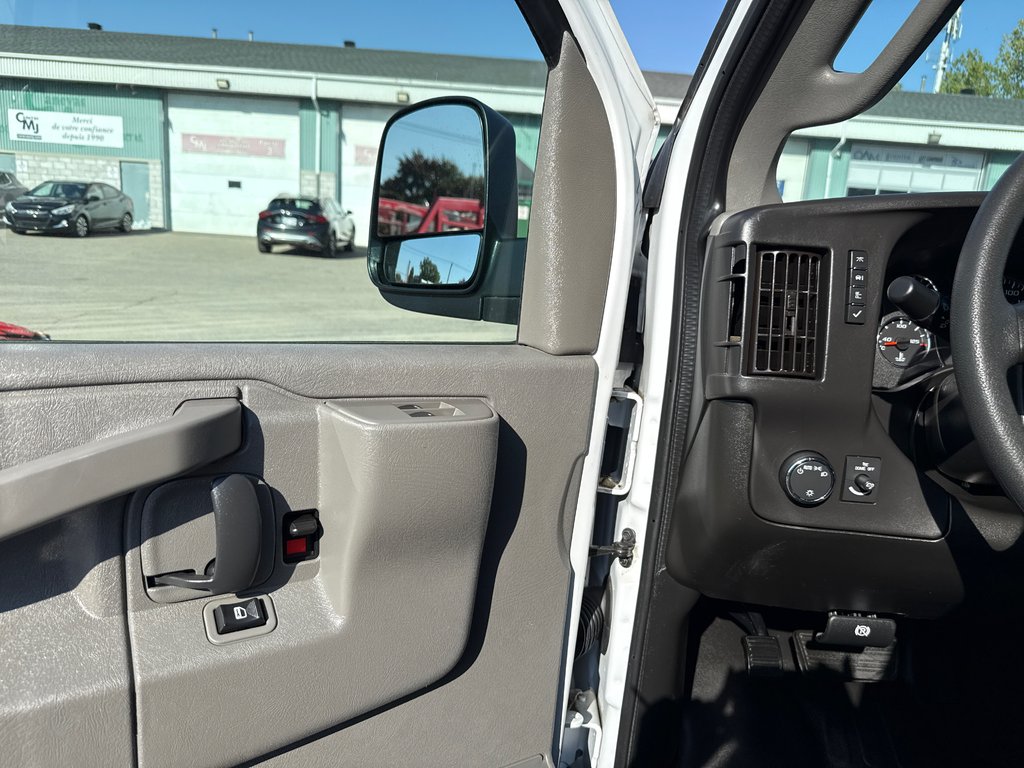 2021 Chevrolet Express Cargo Van 2500 155' in Saint-Sulpice, Quebec - 19 - w1024h768px