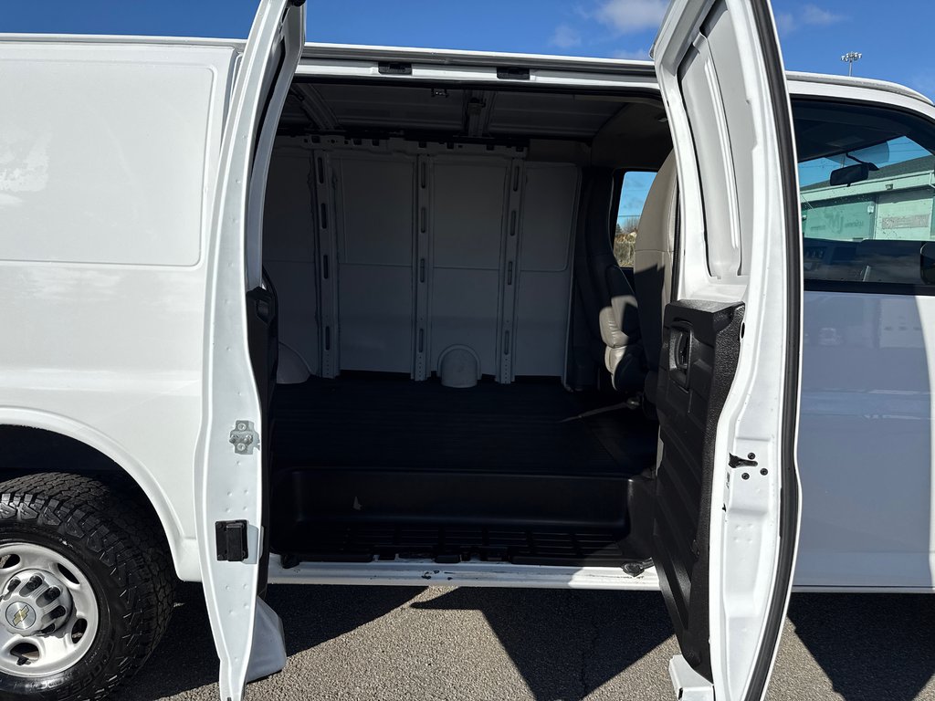 Chevrolet Express Cargo Van 2500 135' 2022 à Repentigny, Québec - 12 - w1024h768px