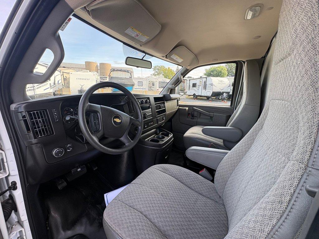 2024 Chevrolet Express Commercial Cutaway 3500 Cube 14' in Saint-Sulpice, Quebec - 11 - w1024h768px