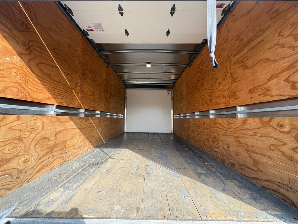 2024 Chevrolet Express Commercial Cutaway 3500 Cube 14' in Saint-Sulpice, Quebec - 10 - w1024h768px
