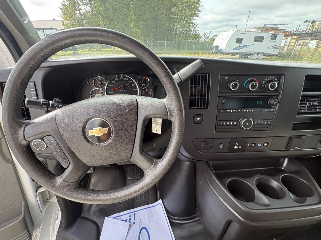 2025 Chevrolet Express Commercial Cutaway 3500 Cube 14' in Saint-Sulpice, Quebec - 12 - w1024h768px