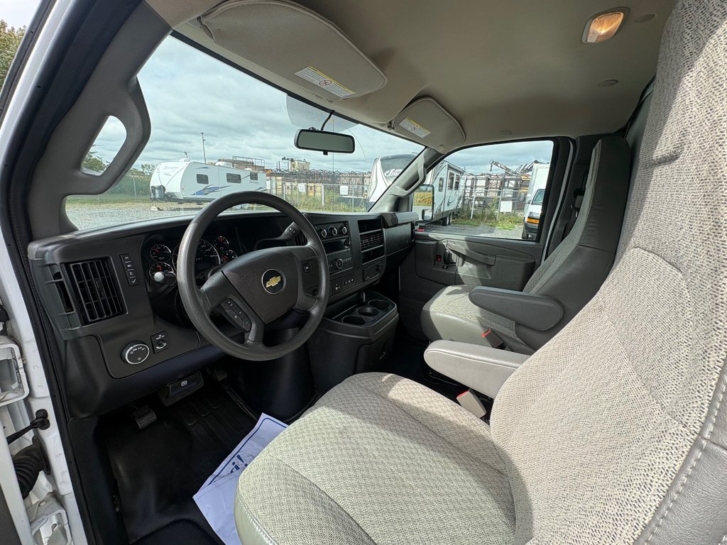 2025 Chevrolet Express Commercial Cutaway 3500 Cube 14' in Saint-Sulpice, Quebec - 11 - w1024h768px