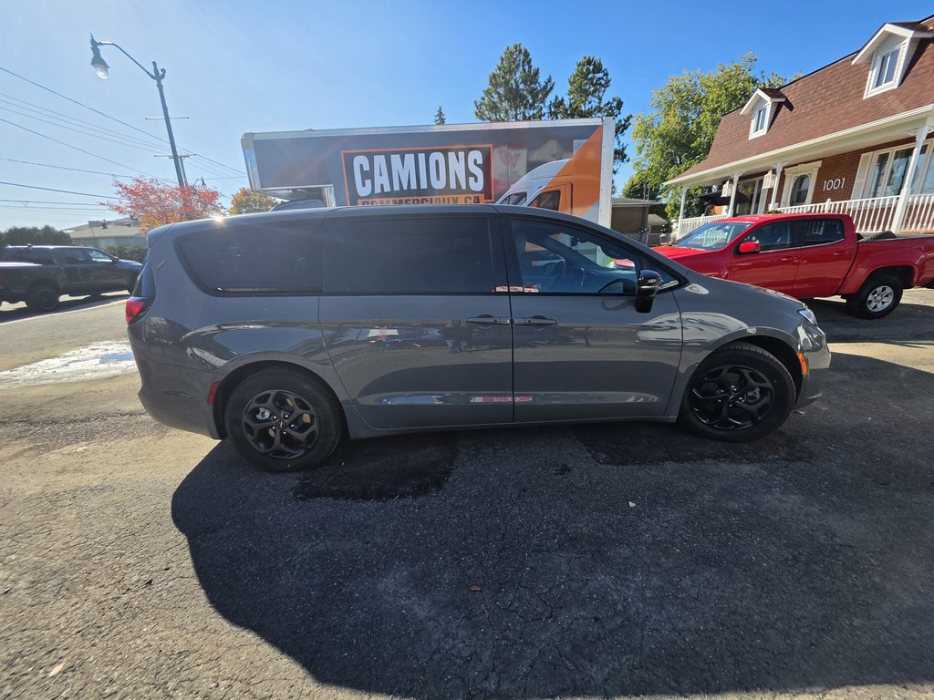 2023 Chrysler Pacifica Hybrid Limited in Saint-Sulpice, Quebec - 20 - w1024h768px