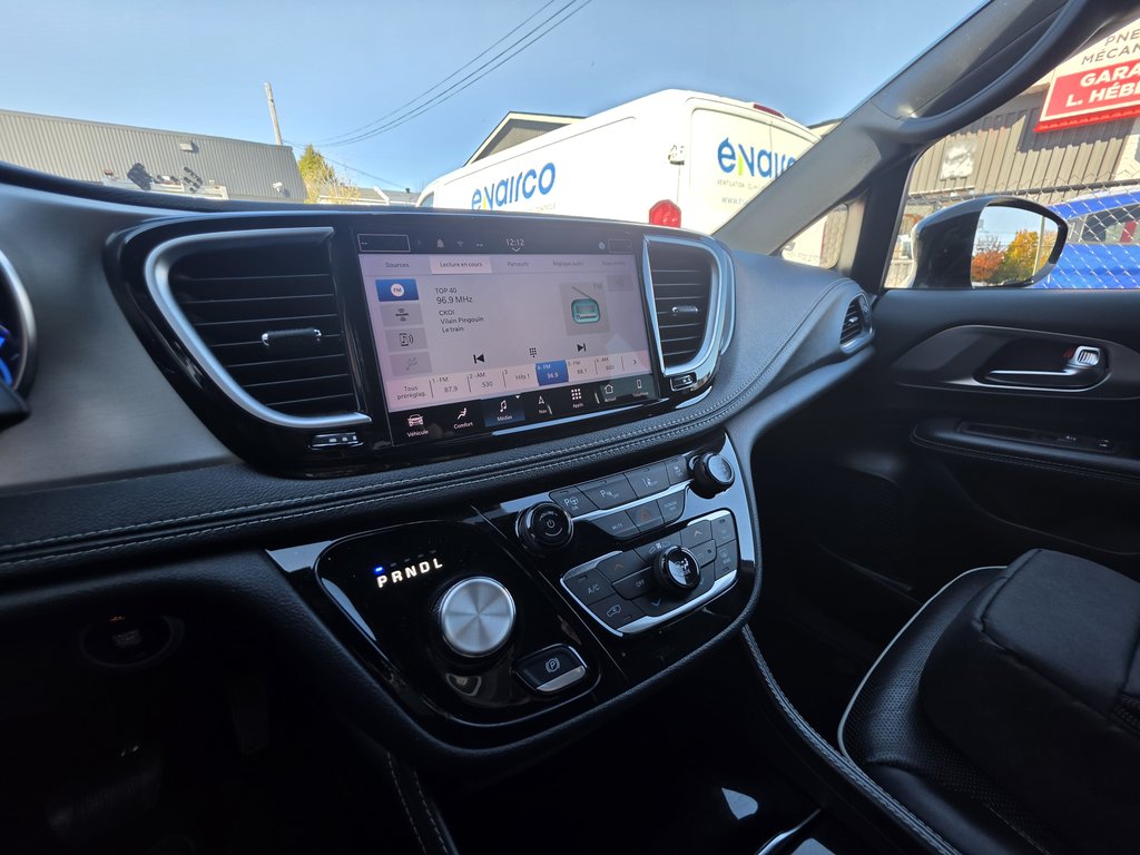 2023 Chrysler Pacifica Hybrid Limited in Saint-Sulpice, Quebec - 12 - w1024h768px