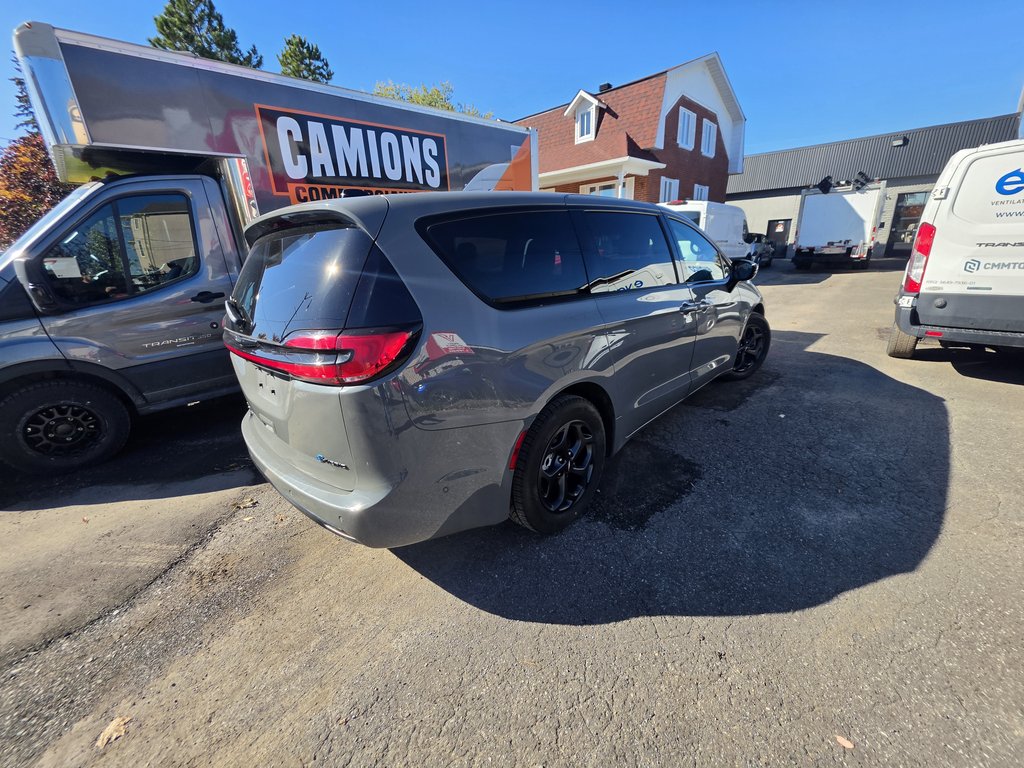 2023 Chrysler Pacifica Hybrid Limited in Saint-Sulpice, Quebec - 22 - w1024h768px