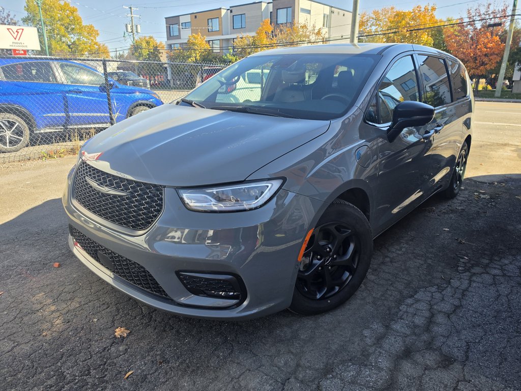 2023 Chrysler Pacifica Hybrid Limited in Saint-Sulpice, Quebec - 21 - w1024h768px