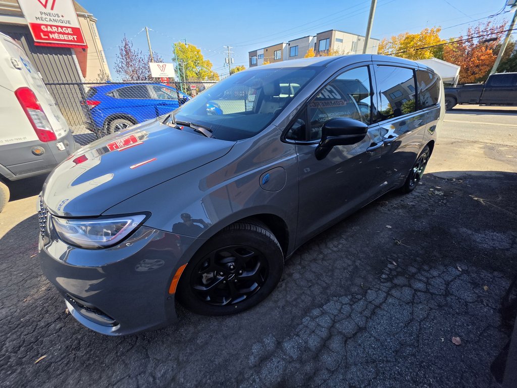 2023 Chrysler Pacifica Hybrid Limited in Saint-Sulpice, Quebec - 23 - w1024h768px