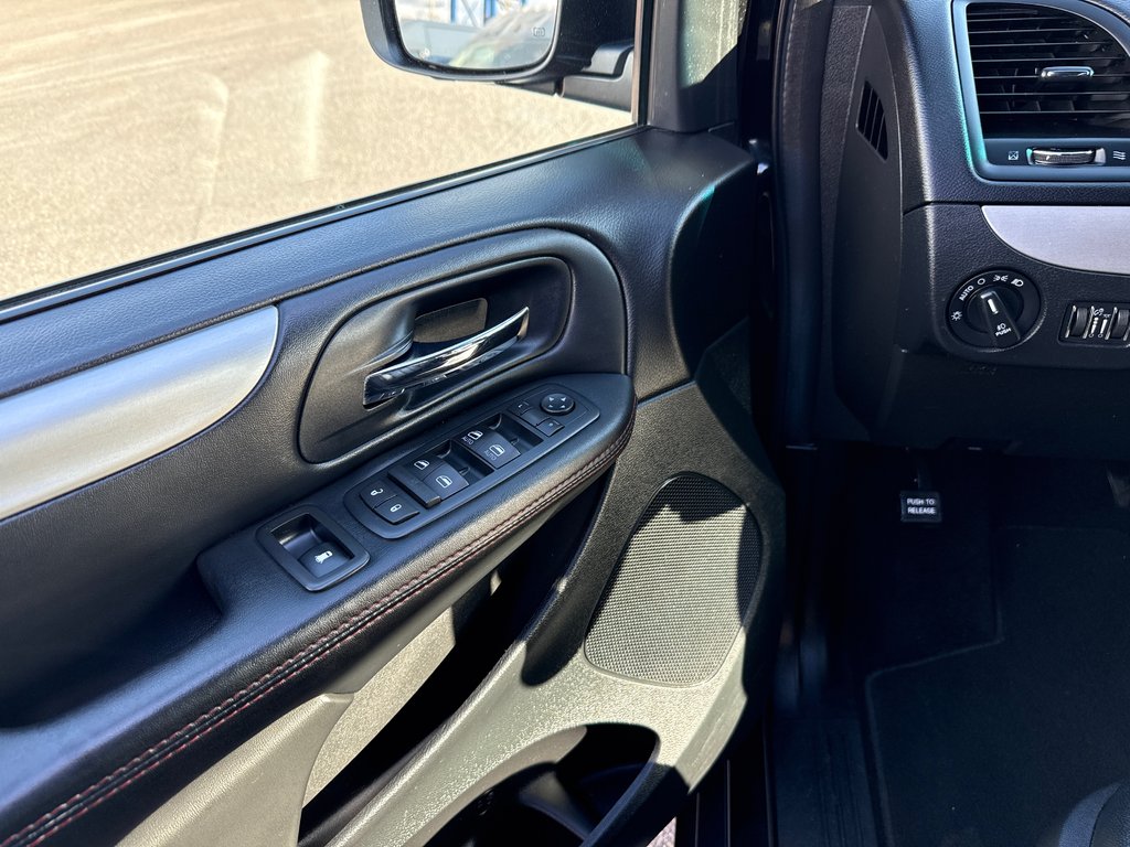 2016 Dodge Grand Caravan R/T in Saint-Sulpice, Quebec - 19 - w1024h768px
