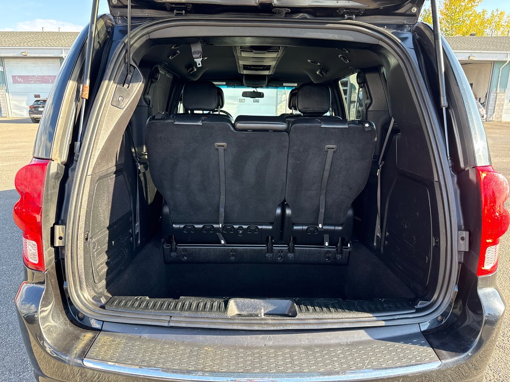 2016 Dodge Grand Caravan R/T in Saint-Sulpice, Quebec - 10 - w1024h768px