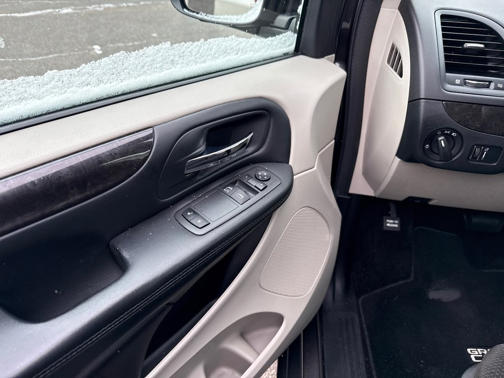 2017 Dodge Grand Caravan SXT in Repentigny, Quebec - 22 - w1024h768px