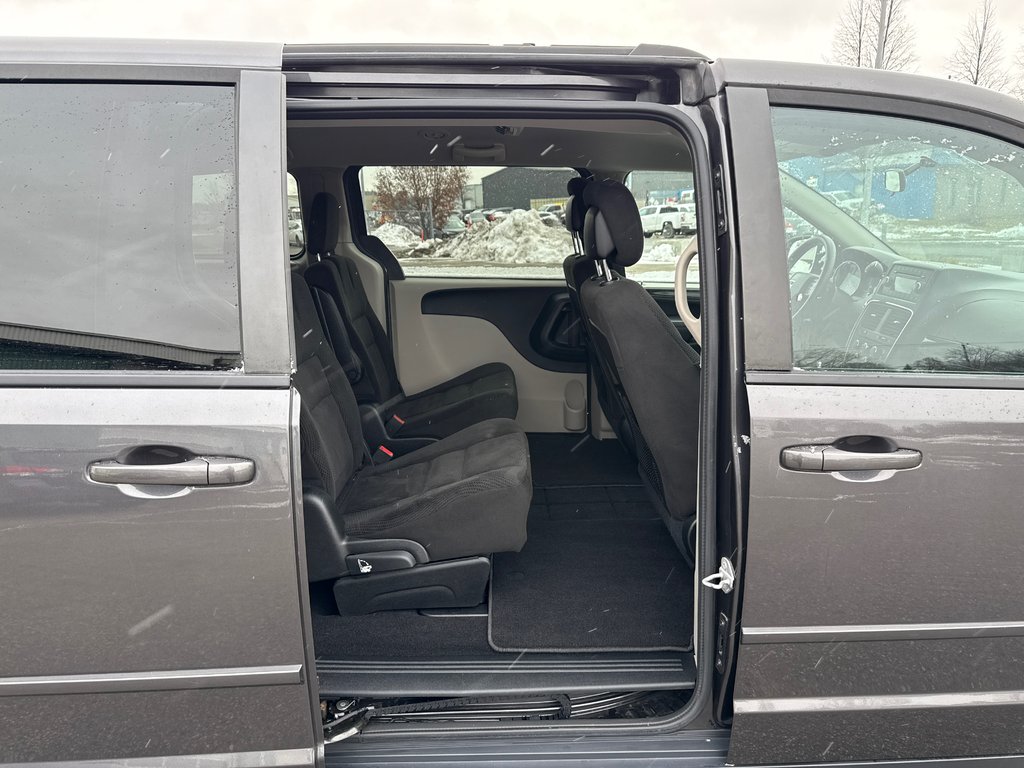 2017 Dodge Grand Caravan SXT in Repentigny, Quebec - 12 - w1024h768px