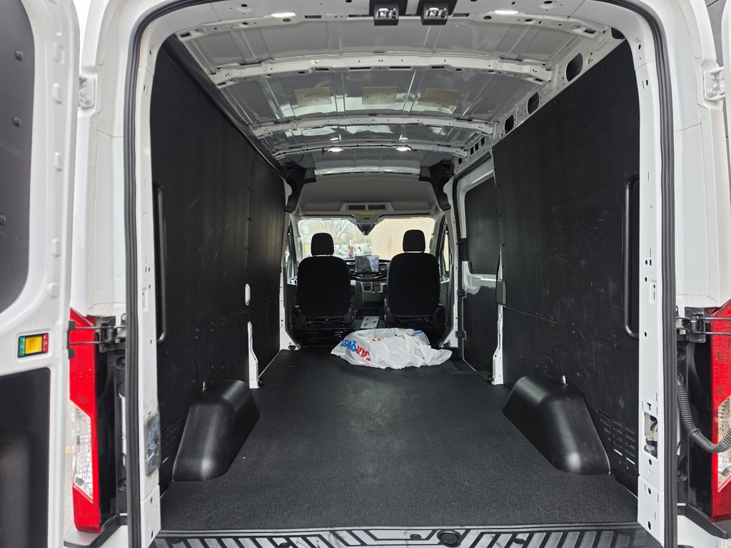 2023 Ford E-Transit Cargo Van T-350 Medium Roof 148' in Repentigny, Quebec - 9 - w1024h768px
