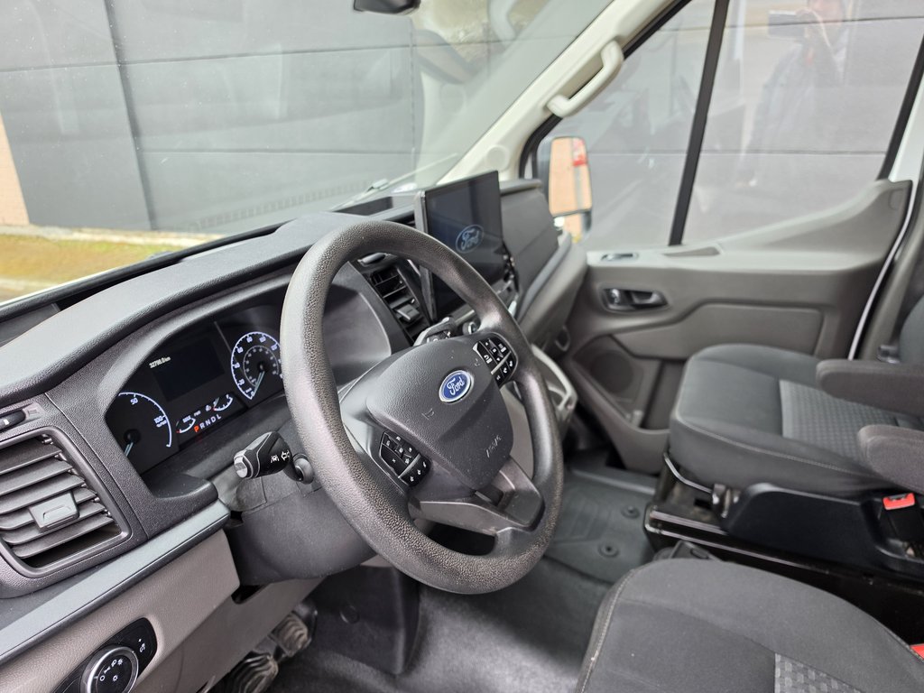 2023 Ford E-Transit Cargo Van T-350 Medium Roof 148' in Repentigny, Quebec - 11 - w1024h768px
