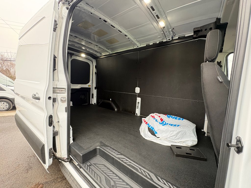 2023 Ford E-Transit Cargo Van T-350 Medium Roof 148' in Repentigny, Quebec - 9 - w1024h768px
