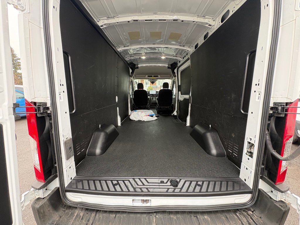 2023 Ford E-Transit Cargo Van T-350 Medium Roof 148' in Repentigny, Quebec - 8 - w1024h768px