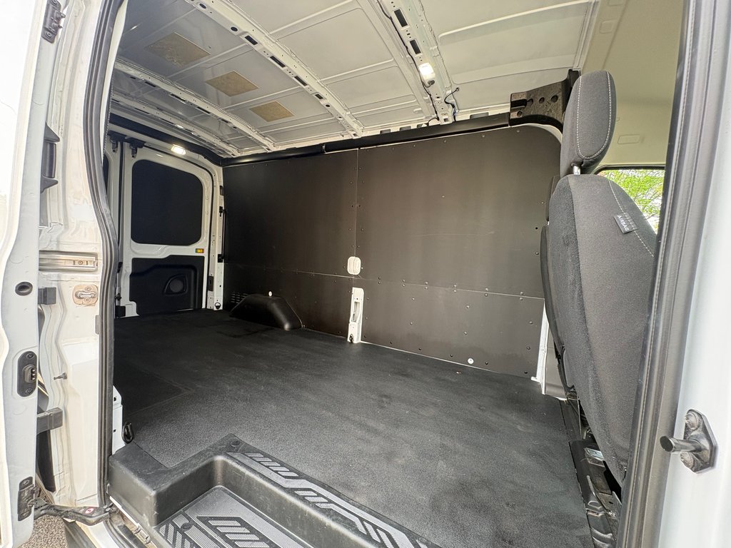 Ford E-Transit Cargo Van T-350 Medium Roof 148' 2023 à Repentigny, Québec - 10 - w1024h768px