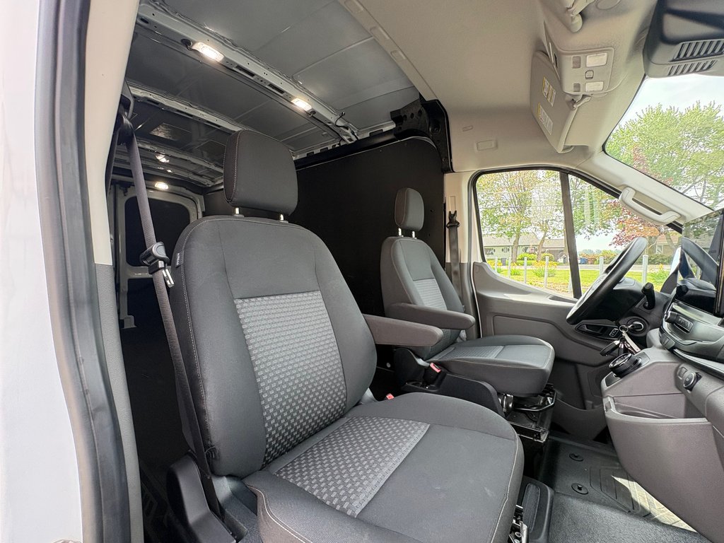 Ford E-Transit Cargo Van T-350 Medium Roof 148' 2023 à Repentigny, Québec - 11 - w1024h768px