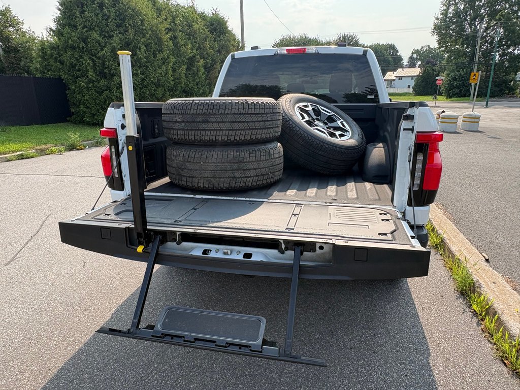 2024 Ford F-150 Lightning Pro in Saint-Sulpice, Quebec - 9 - w1024h768px