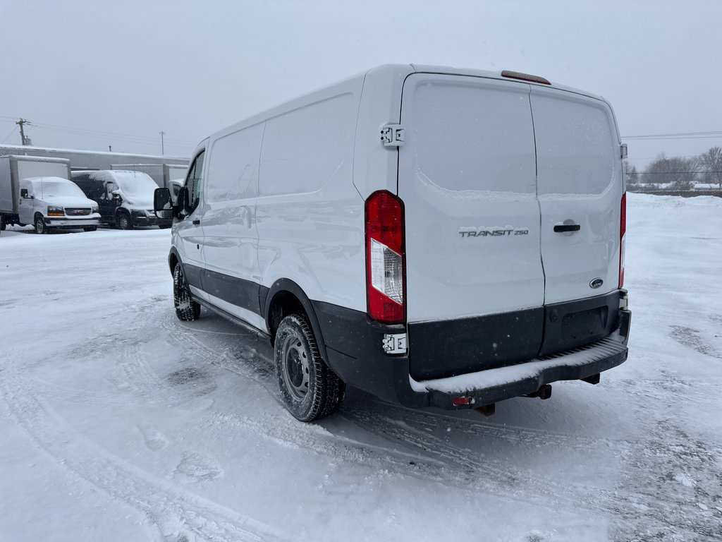 2016 Ford Transit Cargo Van T-250 Low Roof 130' in Repentigny, Quebec - 4 - w1024h768px