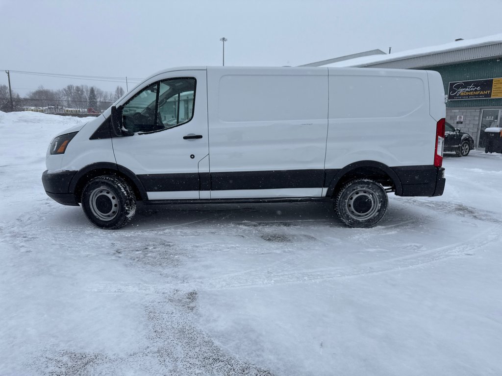 2016 Ford Transit Cargo Van T-250 Low Roof 130' in Repentigny, Quebec - 2 - w1024h768px
