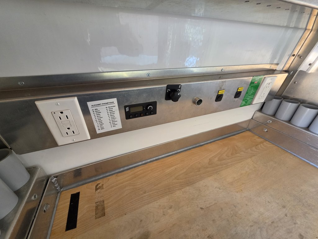 2016 Ford Transit Cargo Van T-250 High Roof 148' in Repentigny, Quebec - 18 - w1024h768px