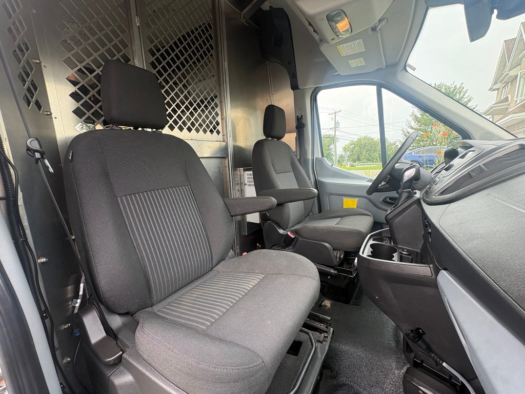 2016 Ford Transit Cargo Van T-250 High Roof 148' in Repentigny, Quebec - 12 - w1024h768px