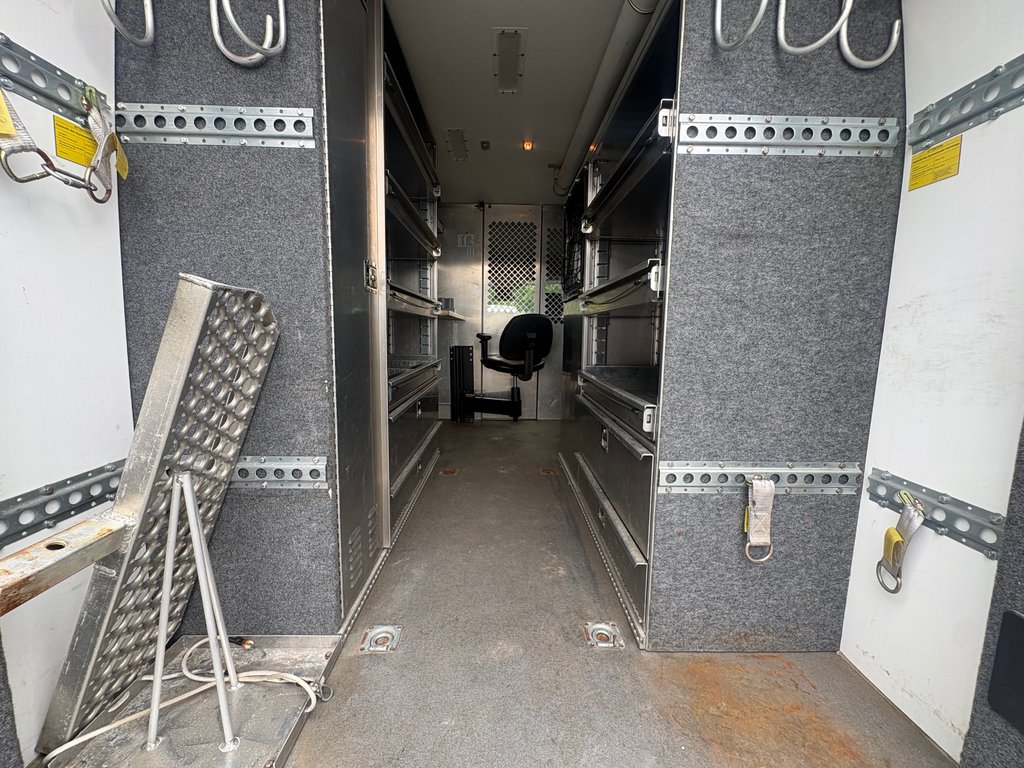 2016 Ford Transit Cargo Van T-250 High Roof 148' in Repentigny, Quebec - 10 - w1024h768px