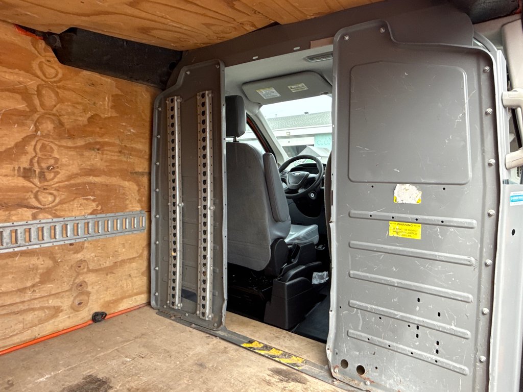 Ford Transit Cargo Van T-150 Low Roof 148' 2017 à Saint-Sulpice, Québec - 8 - w1024h768px