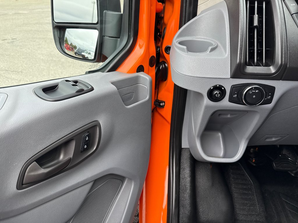 Ford Transit Cargo Van T-150 Low Roof 148' 2017 à Saint-Sulpice, Québec - 16 - w1024h768px